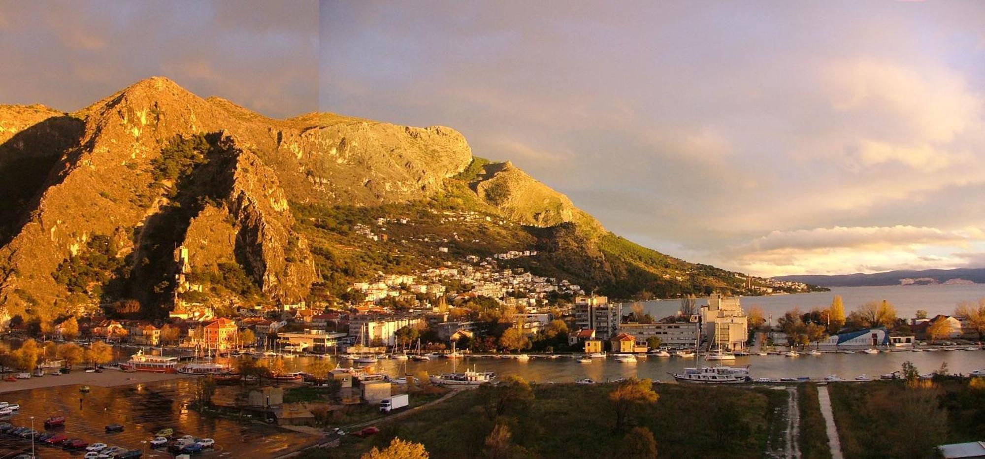 Luxury City Centre Apartment With Stunning View Omis Exterior photo